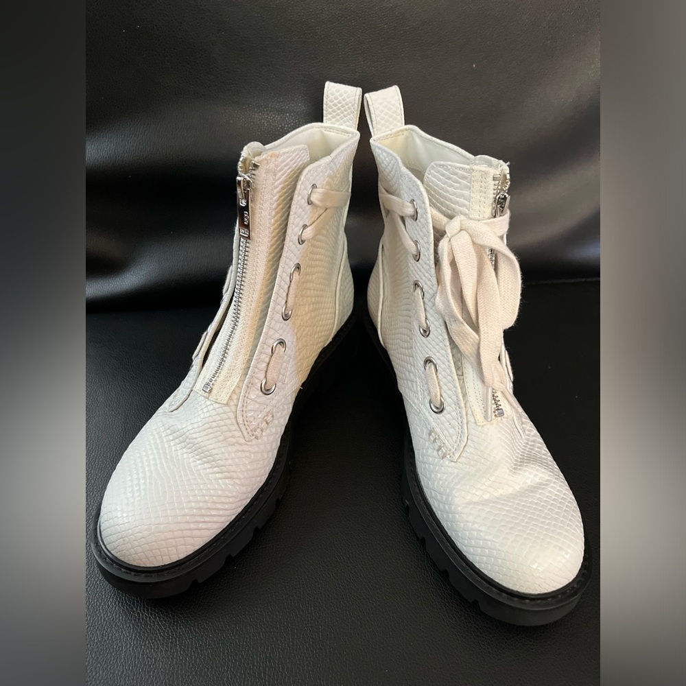 UGG Daren embossed snakeskin boots in white size 8